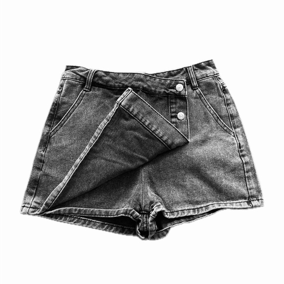 Stylish Black Denim Skort - Picture 2 of 3